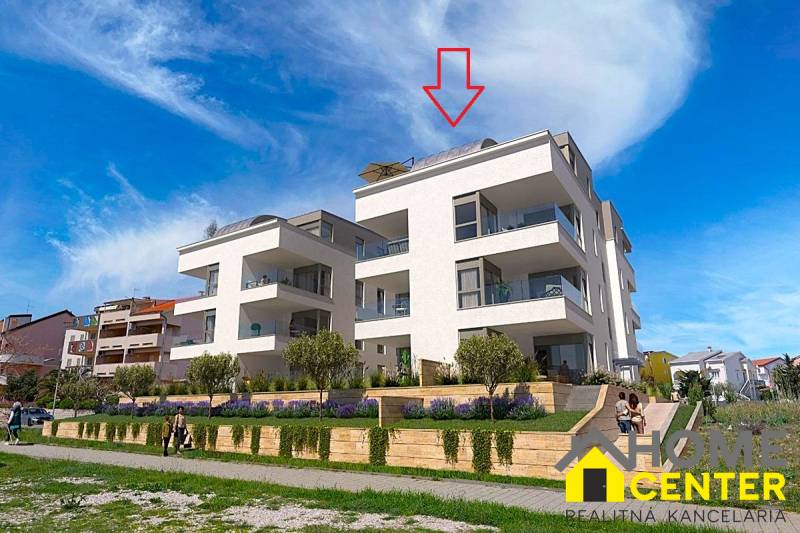 Modern építészetű, zöldövezettel körülvett, kényelmes erkélyekkel rendelkező apartman Pag városában.