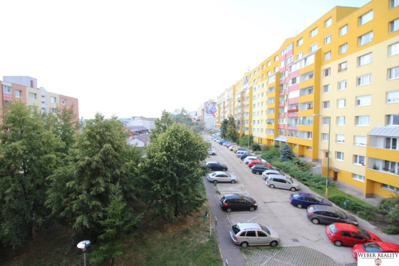 Panelházak és parkoló Hany Meličkovej utcában, Pozsony - Karlova Ves.