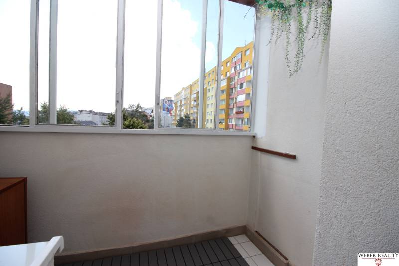 Üvegezett erkély a pozsonyi Hany Meličkovej utcában - Károlyfalu, változatos kilátással.