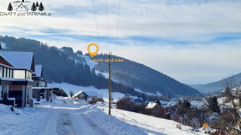 Havas táj Mýto pod Ďumbierom utcában, ideális lakóterületnek.