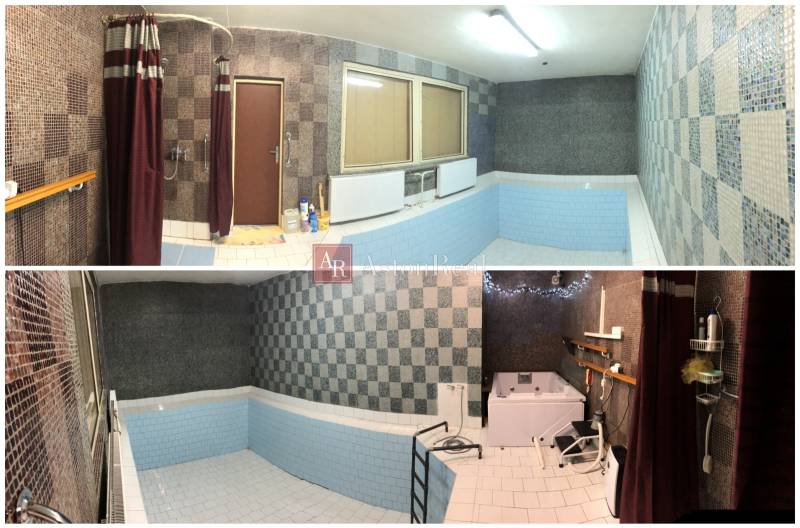 Családi ház belső tere medencével és zuhanyzóval, téglalap alakú csempékből és mozaikból.