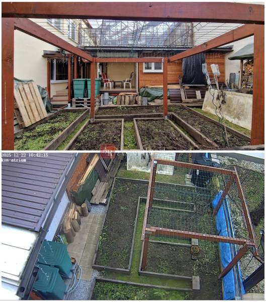 Családi ház kertje a Laborecká utcában, Iglón, virágágyással.