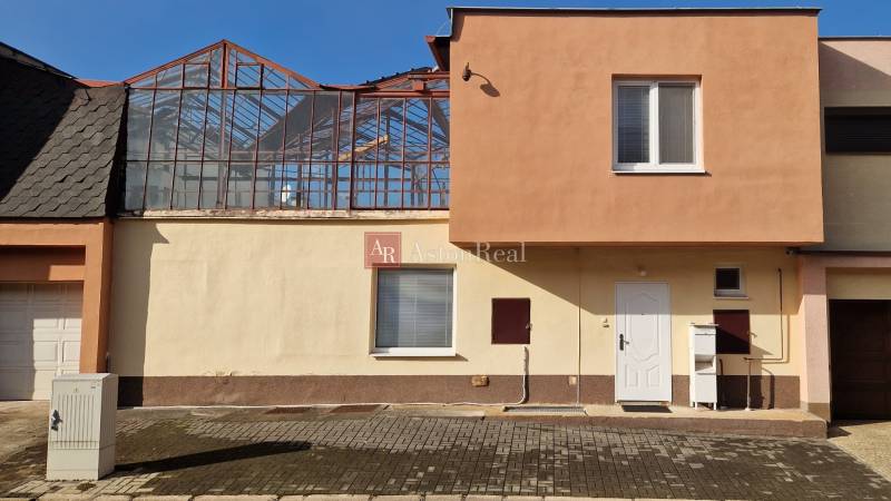 Eladó családi ház üvegezett szerkezettel a Laboreckej utcában, Iglón.