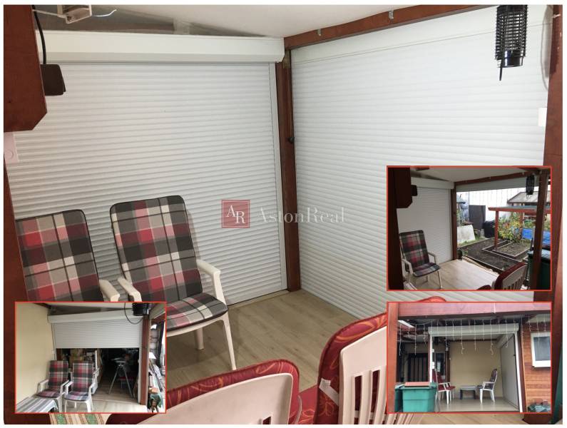 Családi ház nyári terasza ülőgarnitúrával és fa dekorációjú padlóval.