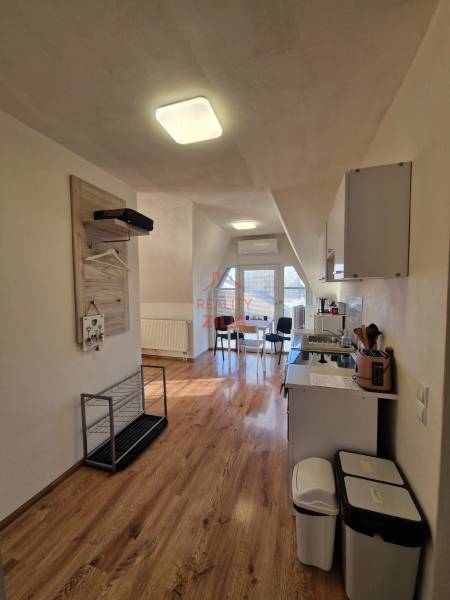 Családi ház belső tere konyhával és étkező sarokkal, fa dekorációjú padlóval.