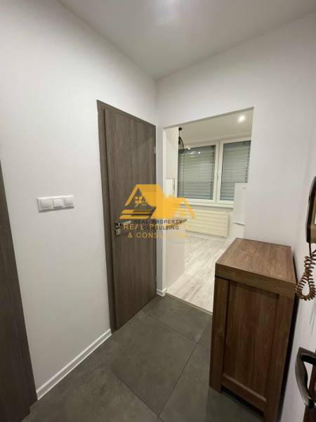 1 szobás lakás belső tere csempével és fa dekor padlóval.