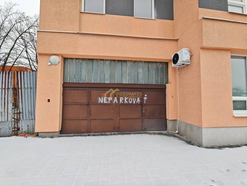 Garázsok a Hviezdoslav utca Michalovce-n, kapun parkolási tilalommal.