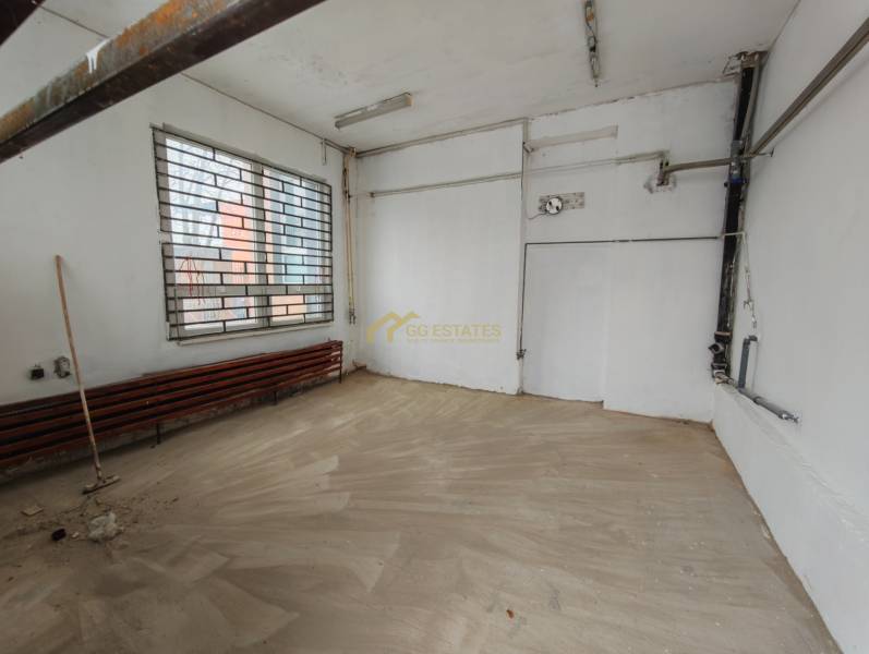 Garázs belső tér ablakkal és ráccsal, fa dekorációjú padló.