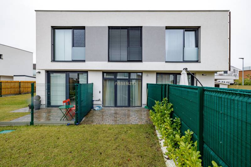 Kétszintes ház terasszal és kerttel a Jaspis utcában, Pozsony - Jarovce.