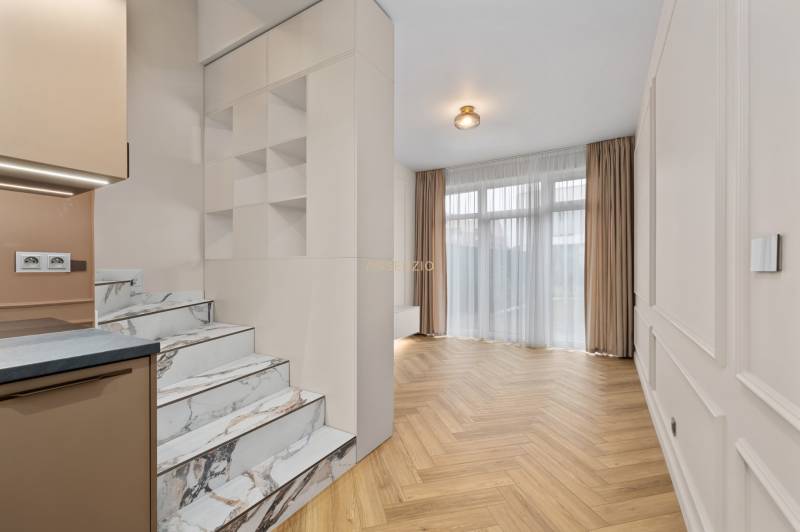 2 szobás lakás belső tere márvány lépcsőkkel és fa dekorációjú padlóval.