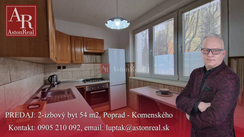 Konyha egy 2 szobás lakásban, fa dekoros padlóval és háztartási gépekkel.