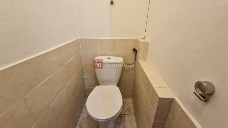 2 szobás lakás fürdőszobája egyszerű berendezéssel.