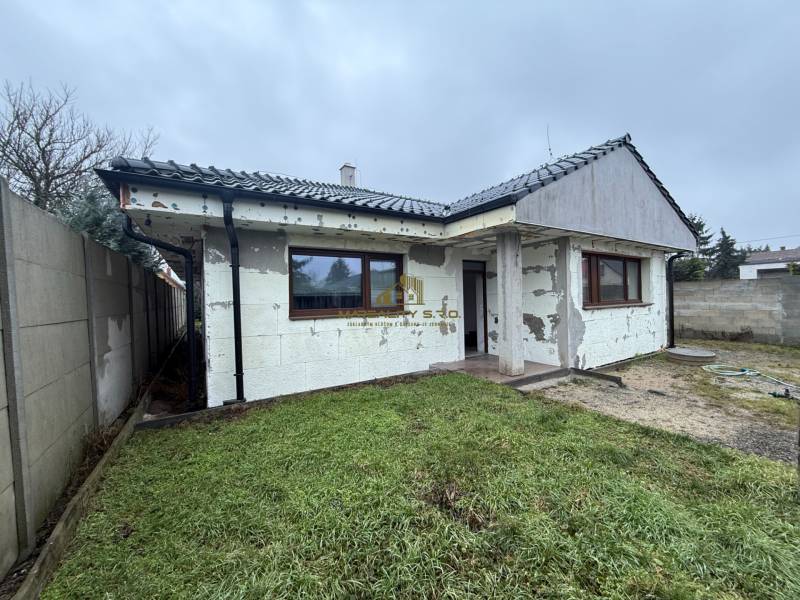 Családi ház Záhorská Vesben, az Pri prvej kaplnke utcában, befejezetlen homlokzattal.