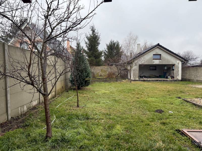 A Pri prvej kaplnke utcában található családi ház mögötti kert Záhorská Vesen.