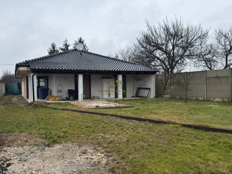 Családi ház az Első kápolna utcában, Záhorská Vesben, nagy udvarral.