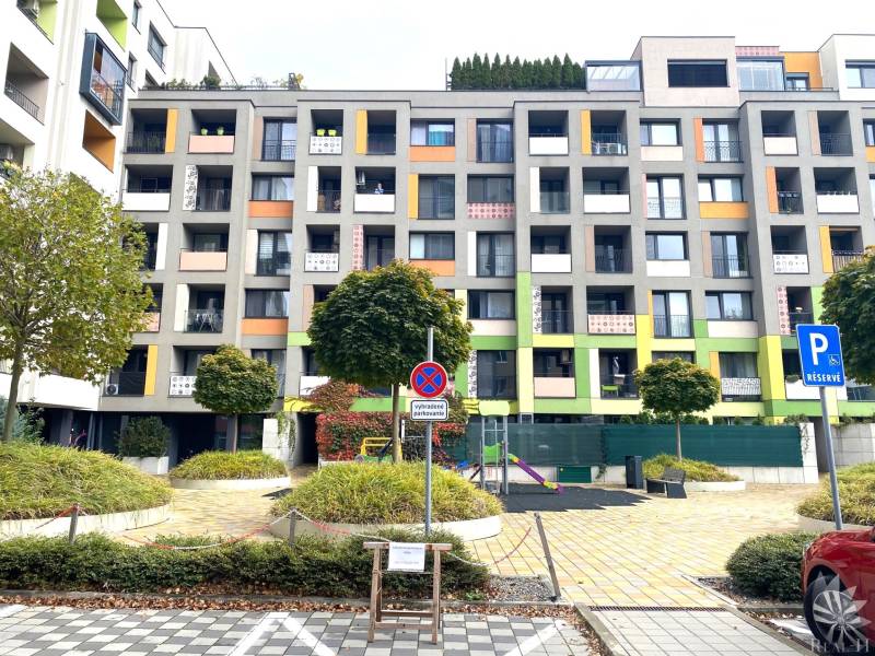 Színes lakóházak a Nejedlého utcában, Pozsony-Dúbravkán, parkolóhellyel.