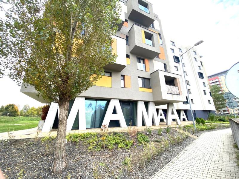 Épület felirattal és fával a Nejedlého utcában, Pozsony-Dúbravka.