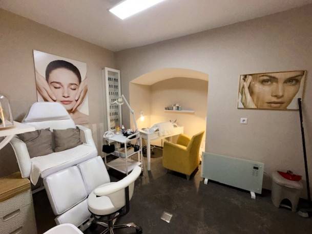 Üzlethelyiség székekkel és faldekorációval, fa dekorációjú padlóval.