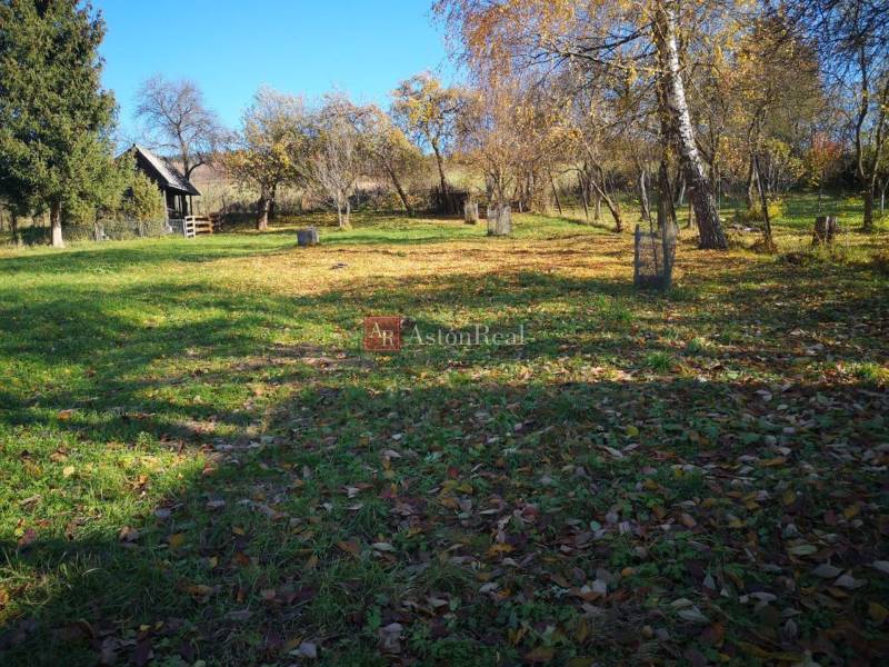 Családi ház kertje a ružomberki Kalameny utcában, fa pavilonnal.
