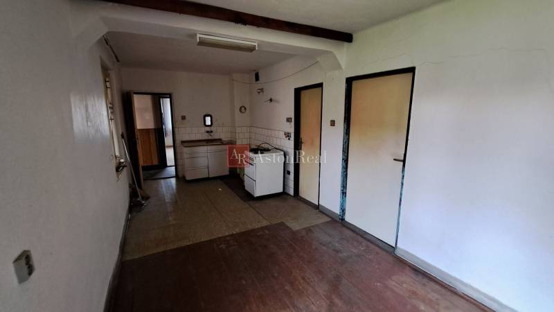 Konyha családi házban fa dekoros konyhapulttal és padlóval.