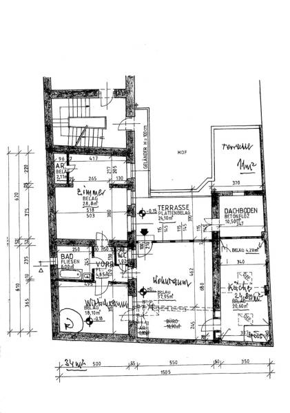 Irodák alaprajza terasszal és raktárral, magában foglalja a szobákat és a fürdőszobákat.