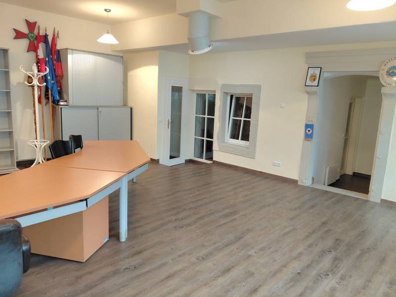 Irodák fa dekor padlóval, asztallal és szekrényekkel.