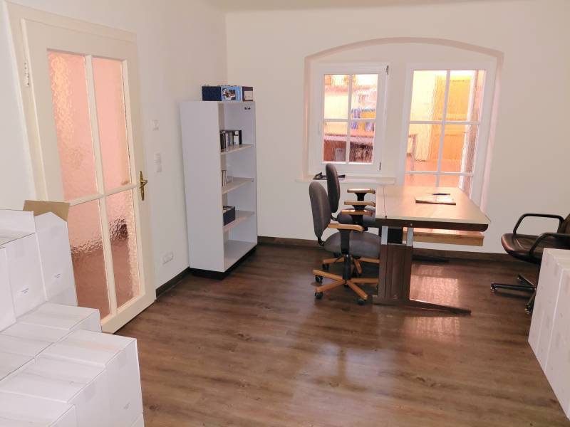 Iroda ablakkal, polccal, két székkel és fa dekorációjú padlóval.