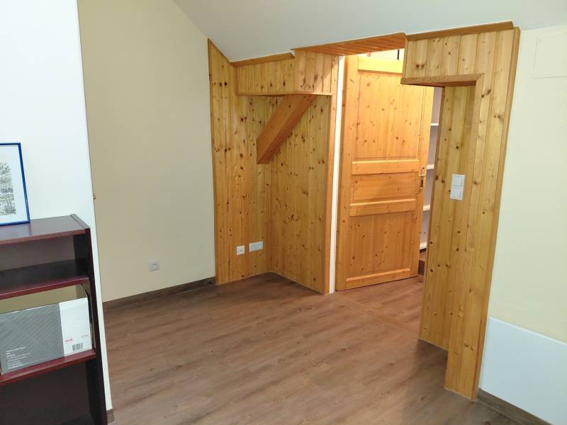 Iroda belső tér fa burkolattal és fa dekorációjú padlóval.