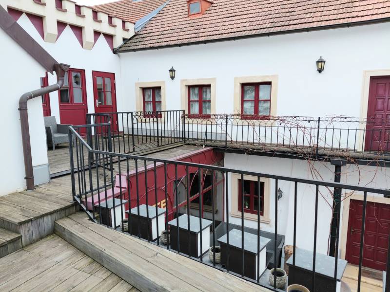 Eisenstadtban, a Hauptstraße-n található irodák külső része fa dekorációjú padlóval.