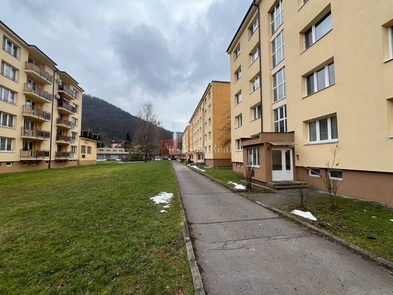 A Golianova utcai lakóház Besztercebányán, füves területtel körülvéve.