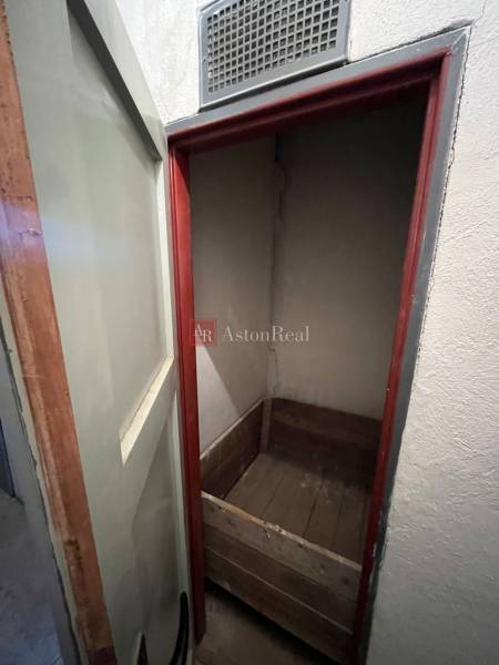 Kis kamra fa dobozzal a háromszobás lakásban.