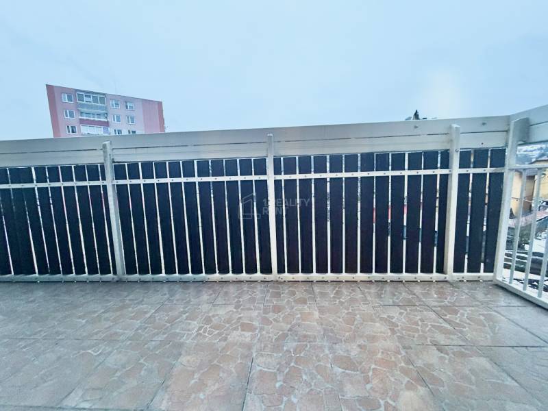 Erkély járólappal és fémkorláttal Krásna nad Kysucou központjában, 2 szobás lakás.