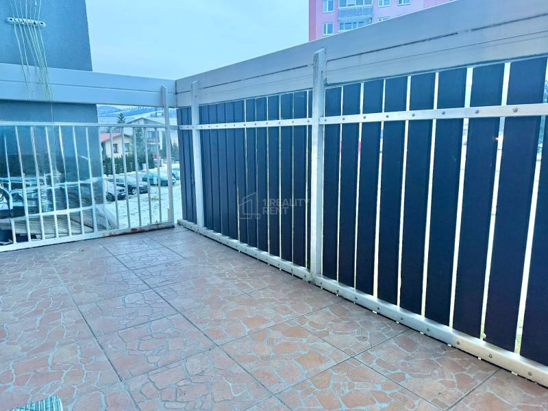 Erkély fémkorláttal egy kétszobás lakásban, kilátással a Centrum utcára Krásno nad Kysucou-ban.