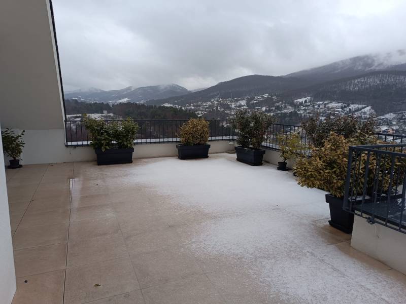 Havas terasz Új Bányán, a Pod sekvojou utcában, hegyi kilátással.