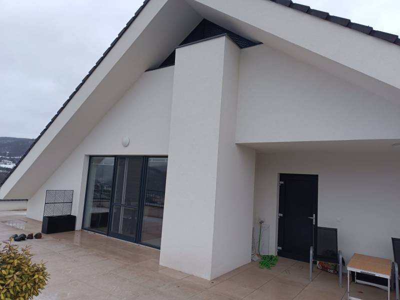 Terasz fehér falakkal és nagy ajtókkal, Nová Baňa, Pod sekvojou utca.