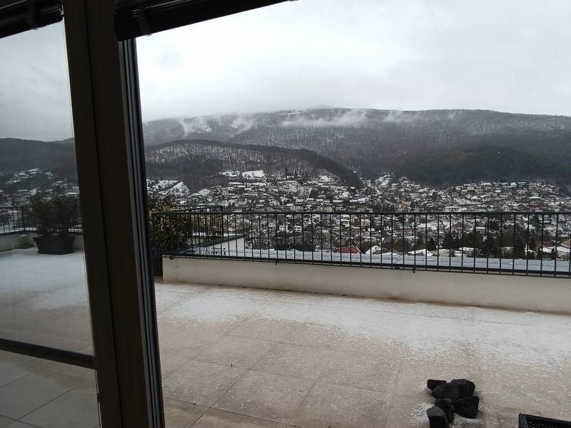 Kilátás a havas tájra Újbányán, a Pod sekvojou utcai lakás erkélyéről.