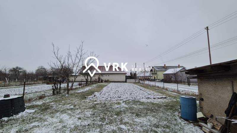 Havas kert egy családi ház mellett az Új utcában, Nagy Ozorócon.