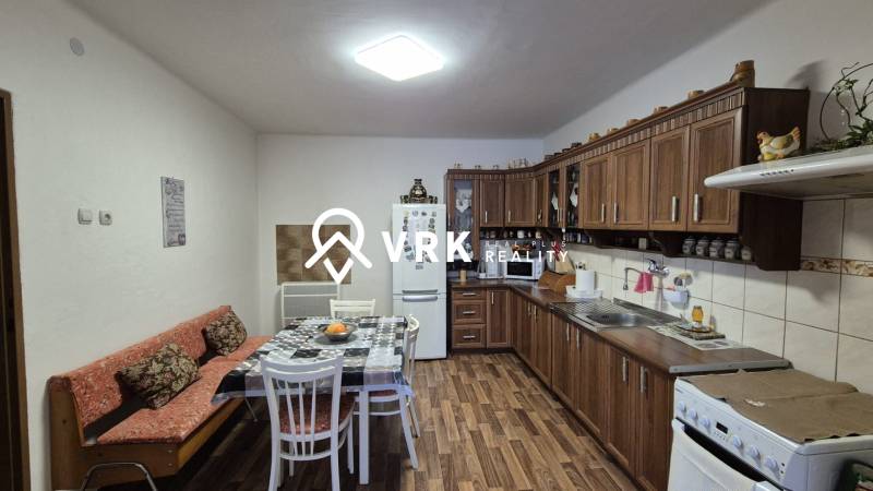 Konyha családi házban fa szekrényekkel és fa dekorációjú padlóval.