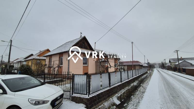 Családi ház a Nagy Ozoróc utcában, havas tetővel és kerttel.