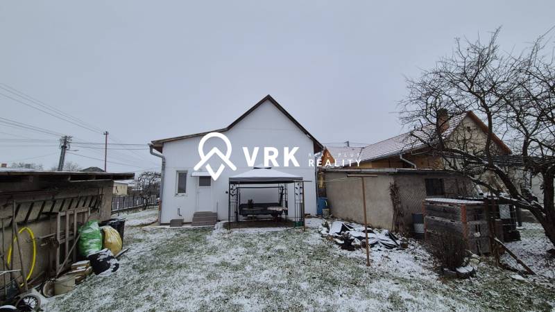 Havas udvar egy családi ház mögött, a Nová utcában, Veľké Ozorovce.