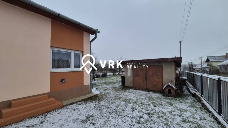 Családi ház az Új utcában, Nagy Ozorócban, havas kerttel és garázzsal.