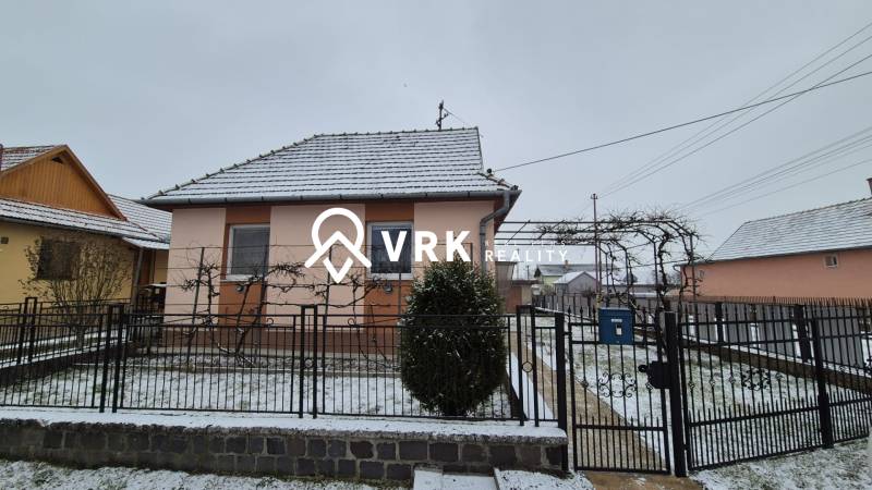 Családi ház az Új utcában, Nagy Ozorócban, havas tetővel és kerttel.