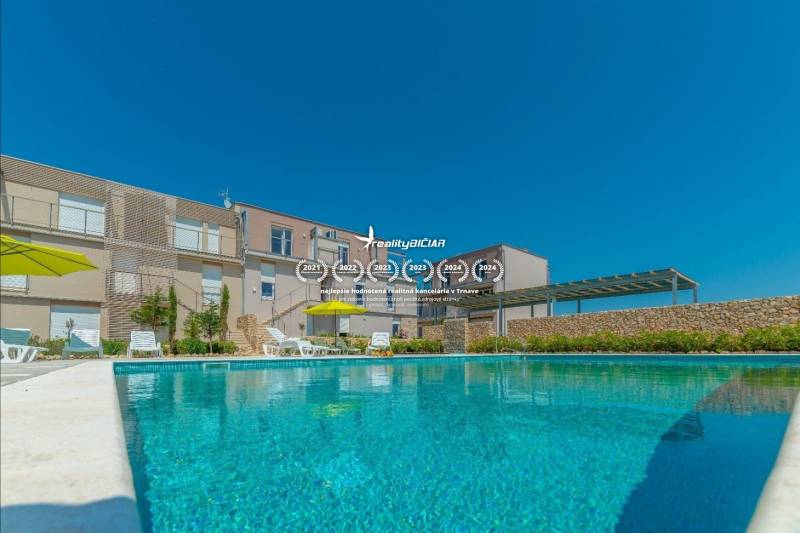 Nyaraló apartman Povljanában medencével és napozóágyakkal a Povljana utcában.