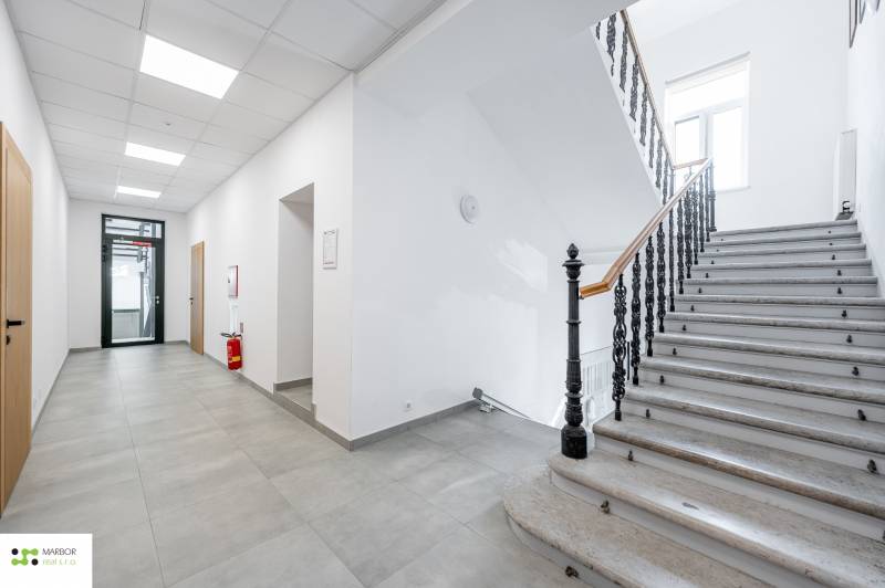 Belső tér kőlépcsővel és folyosóval.