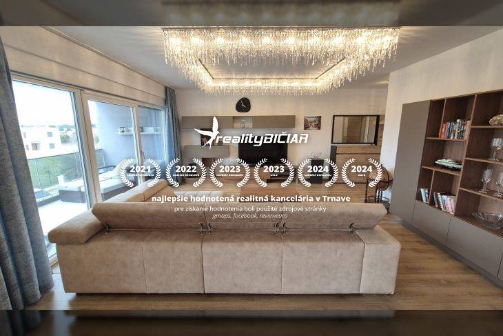 Nappali egy üdülő apartmanban kényelmes ülőgarnitúrával és dekoratív világítással.