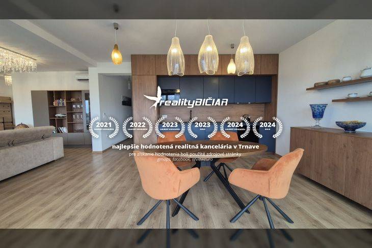 Nyaraló apartman belső tere fa mintázatú padlóval és étkezőasztallal.