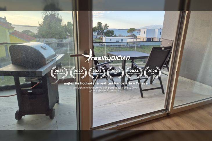 Nyitott terasz grillezővel és ülőhellyel a Zukve-i, Vrsi-i rekreációs apartmanban.