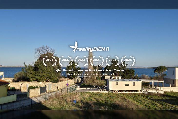 Kilátás a tengerpartra egy üdülőapartmanból Vrsi településen, Zukve utcában, háttérben a tenger.