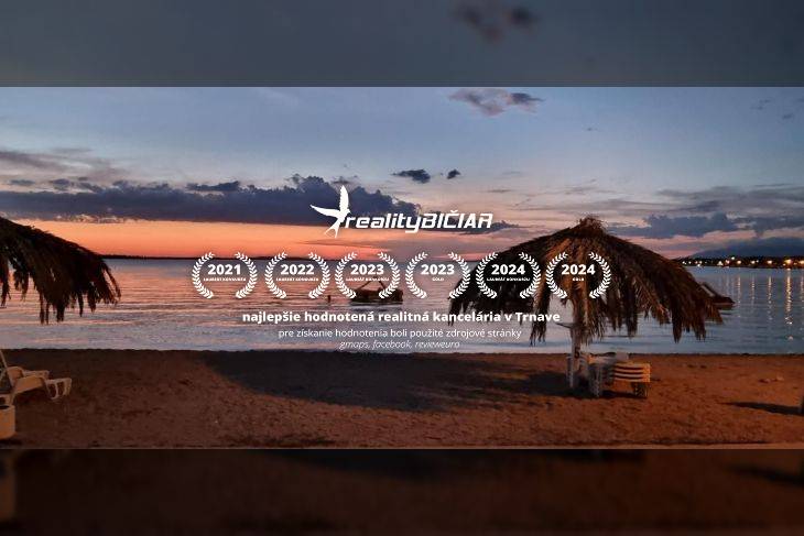 A fotó egy tengerparti estét ábrázol pálmafákkal és a Reality BICIAŇ ingatlanközvetítő irodával.