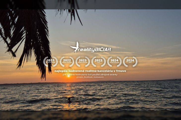 Naplemente a tenger felett, pálmalevelek az előtérben, ingatlanértékelési jelek.